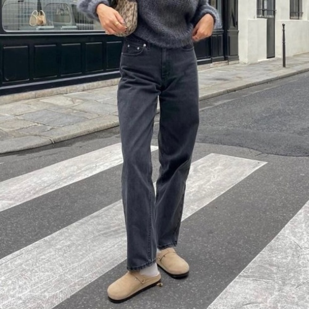 Vintage Levi’s high-waisted black jeans. 🖤 - Picture 3 of 9